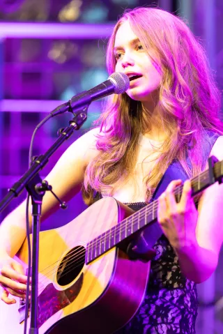 Jessie Feline met gitaar tijdens het optreden.